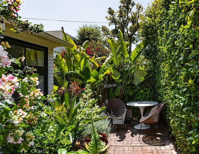 565 Lombardy Ln, Laguna Beach, CA 92651 - view of patio / terrace