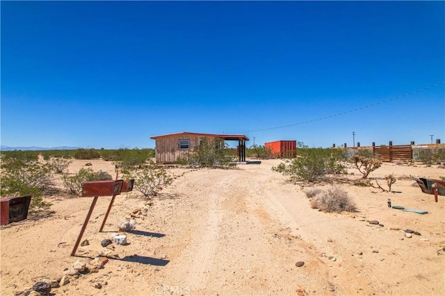 view of yard featuring an outbuilding