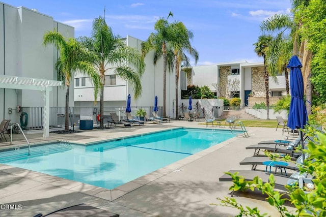 4213 Sarah St Unit 22, Burbank, CA 91505 - community pool with fence and a patio area