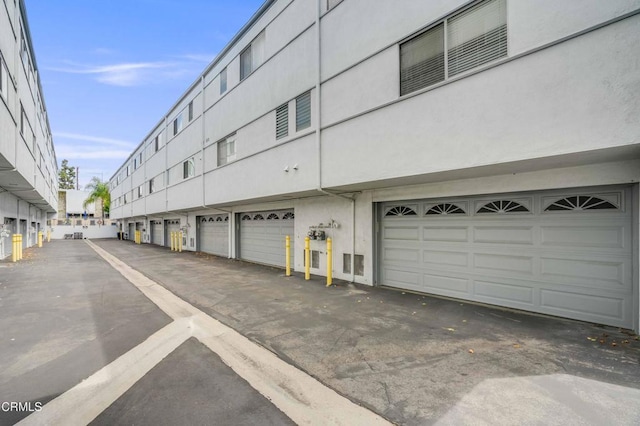 4213 Sarah St Unit 22, Burbank, CA 91505 - garage with driveway