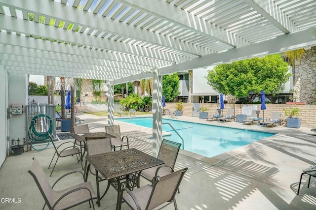 4213 Sarah St Unit 22, Burbank, CA 91505 - community pool with a fenced backyard, a pergola, and a patio