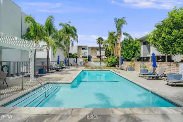 4213 Sarah St Unit 22, Burbank, CA 91505 - community pool with a pergola, a patio area, and fence