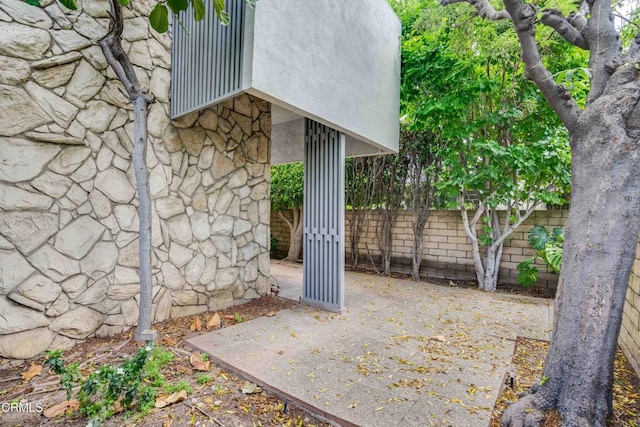 4213 Sarah St Unit 22, Burbank, CA 91505 - view of patio / terrace featuring fence
