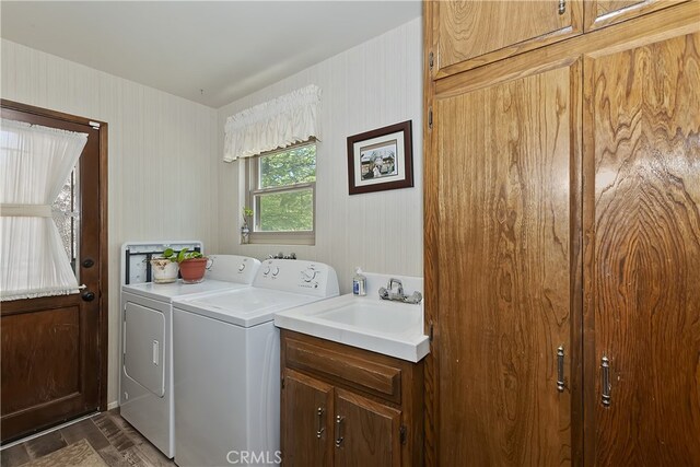 1249 Yellowstone Dr, Lake Arrowhead, CA 92352 - laundry room featuring washing machine and clothes dryer and cabinet space