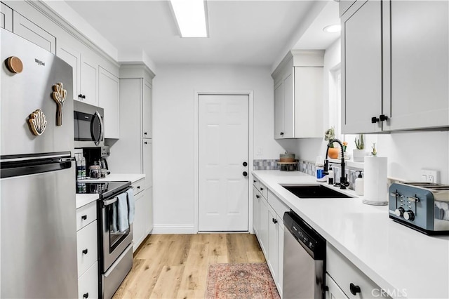 61475 Alta Vista Dr, Joshua Tree, CA 92252 - kitchen with stainless steel appliances, a sink, light wood-style floors, light countertops, and recessed lighting