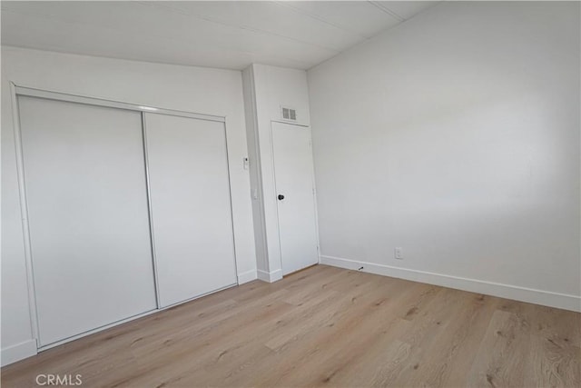 6294 Sunnyslope Rd, Phelan, CA 92371 - unfurnished bedroom with light wood-type flooring, a closet, and baseboards