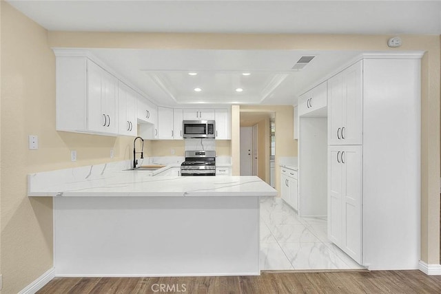 23020 Paseo De Terrado Unit 2, Diamond Bar, CA 91765 - kitchen featuring stainless steel appliances, a sink, a raised ceiling, a peninsula, and recessed lighting