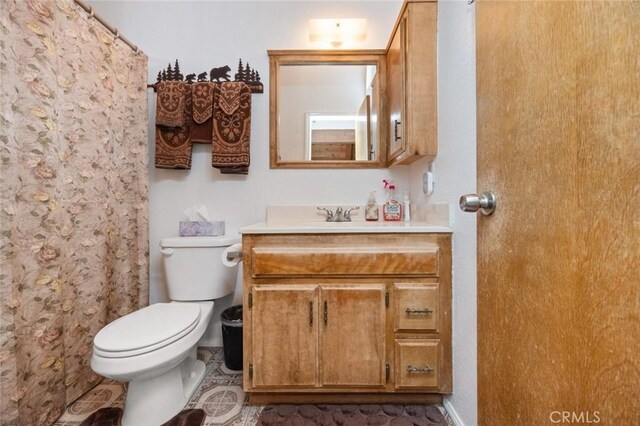 32947 Squirrel Ln, Arrowbear, CA 92308 - bathroom featuring toilet, vanity, curtained shower, and baseboards