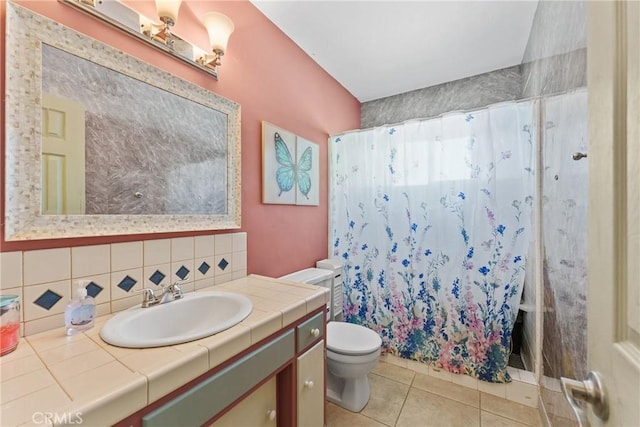 281 Harruby Dr, Calimesa, CA 92320 - full bathroom with tile patterned floors, toilet, tasteful backsplash, vanity, and a shower with shower curtain