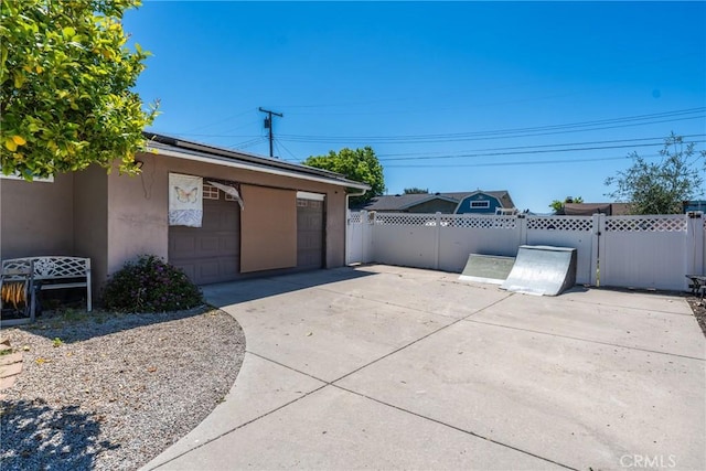 281 Harruby Dr, Calimesa, CA 92320 - detached garage featuring fence