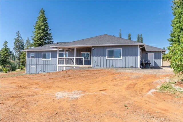 5122 Feather Rock Ct, Paradise, CA 95969 - view of front facade featuring board and batten siding and a shingled roof