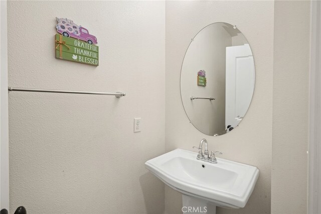 bathroom featuring a sink