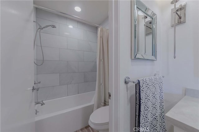 13624 La Jolla Cir Unit D, La Mirada, CA 90638 - full bathroom featuring toilet, shower / tub combo with curtain, and recessed lighting