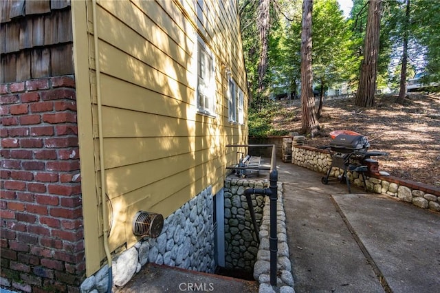 222 Holiday Dr, Lake Arrowhead, CA 92352 - view of side of property featuring a patio area
