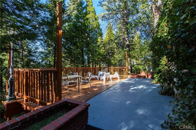 222 Holiday Dr, Lake Arrowhead, CA 92352 - wooden deck with outdoor dining area