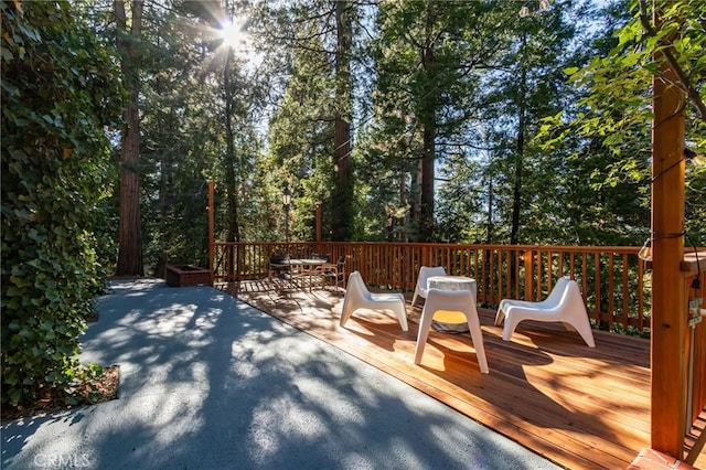222 Holiday Dr, Lake Arrowhead, CA 92352 - wooden deck with outdoor dining area