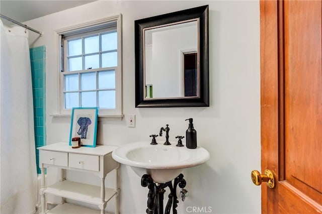 222 Holiday Dr, Lake Arrowhead, CA 92352 - full bathroom featuring a shower with curtain