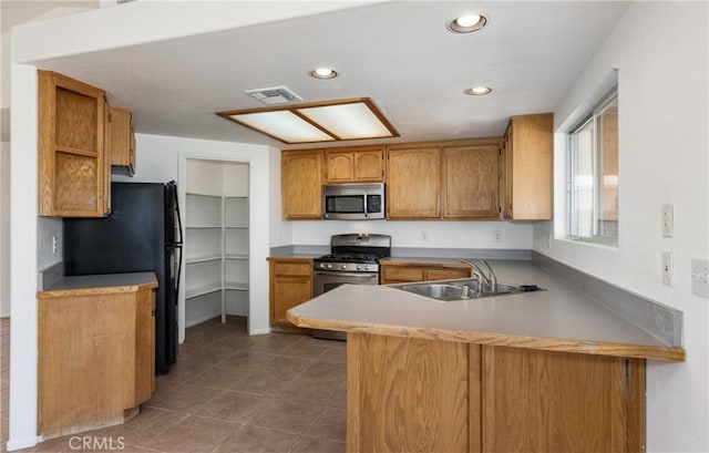 7728 Balsa Ave, Yucca Valley, CA 92284 - kitchen featuring stainless steel appliances, a sink, a peninsula, recessed lighting, and tile patterned flooring