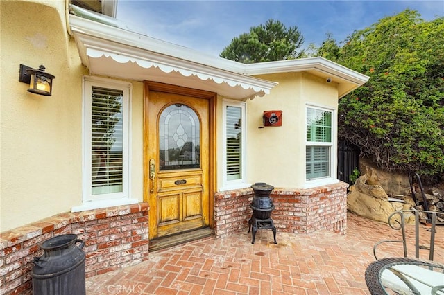 property entrance featuring stucco siding