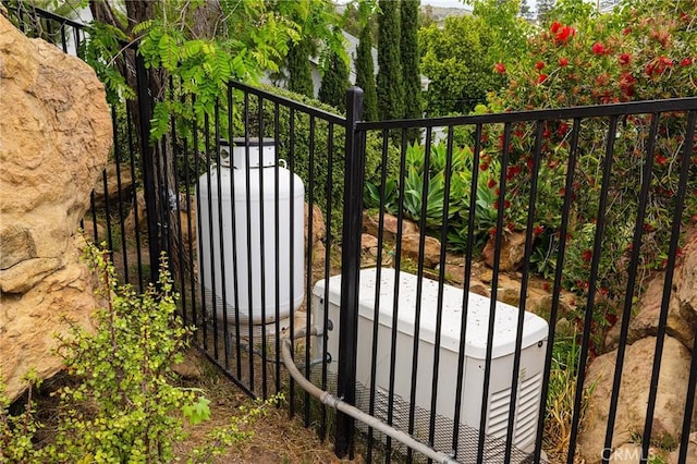 gate featuring fence