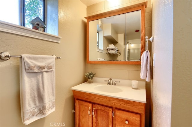 5027 Fox Creek Rd, Mariposa, CA 95338 - bathroom featuring a textured wall and vanity
