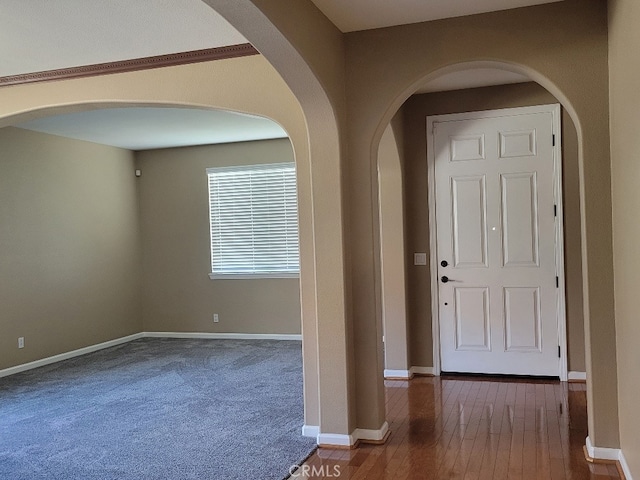 511 Milano Ct, Los Banos, CA 93635 - foyer entrance featuring baseboards and arched walkways