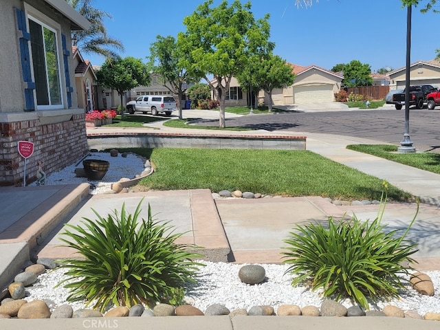 511 Milano Ct, Los Banos, CA 93635 - view of yard featuring a residential view