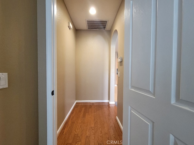 511 Milano Ct, Los Banos, CA 93635 - corridor with arched walkways, wood finished floors, and baseboards