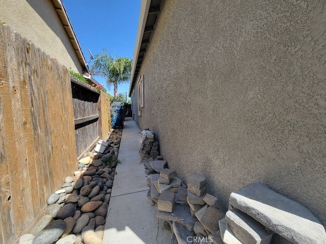 511 Milano Ct, Los Banos, CA 93635 - view of side of property featuring stucco siding and fence