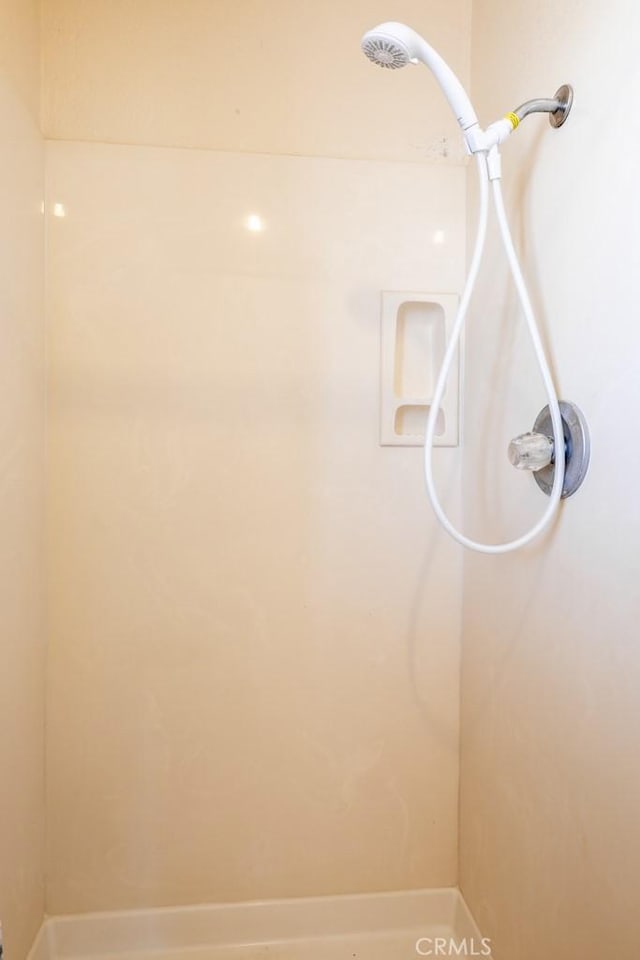 6425 Indian Cove Rd Unit 29, Palms, CA 92277 - bathroom with a shower