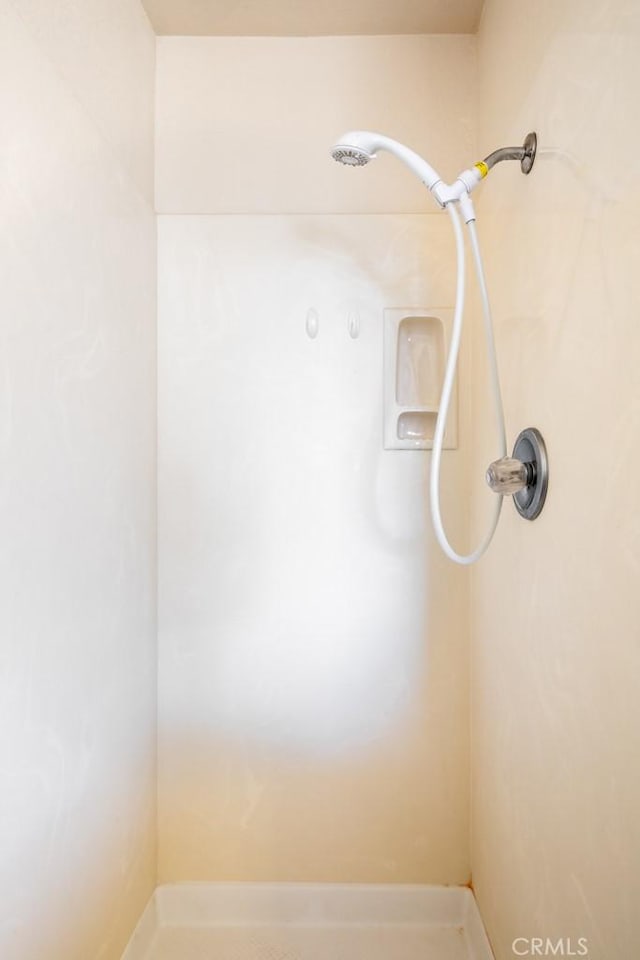 6425 Indian Cove Rd Unit 29, Palms, CA 92277 - full bathroom featuring a shower