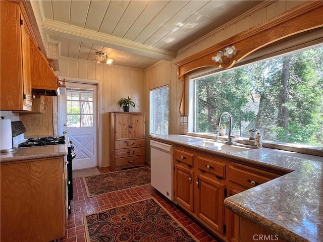 244 Manzanita Dr, Lake Arrowhead, CA 92352 - kitchen with dishwasher, gas stove, a sink, crown molding, and wood ceiling