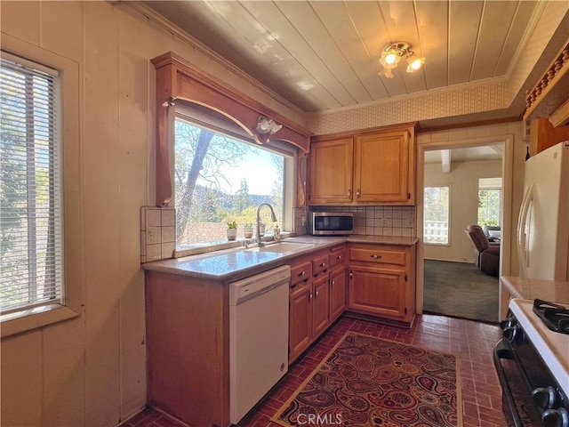 244 Manzanita Dr, Lake Arrowhead, CA 92352 - kitchen featuring white appliances, a sink, brick patterned flooring, crown molding, and healthy amount of natural light