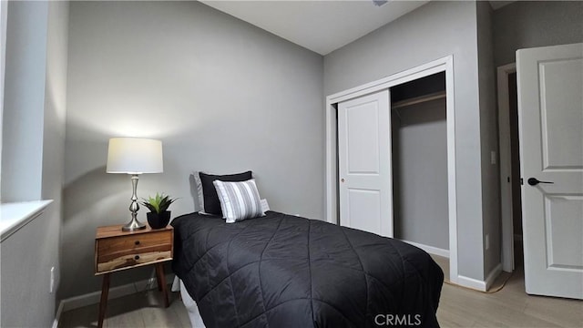 6485 Providence Ct, Magalia, CA 95954 - bedroom featuring light wood-style floors, baseboards, and a closet