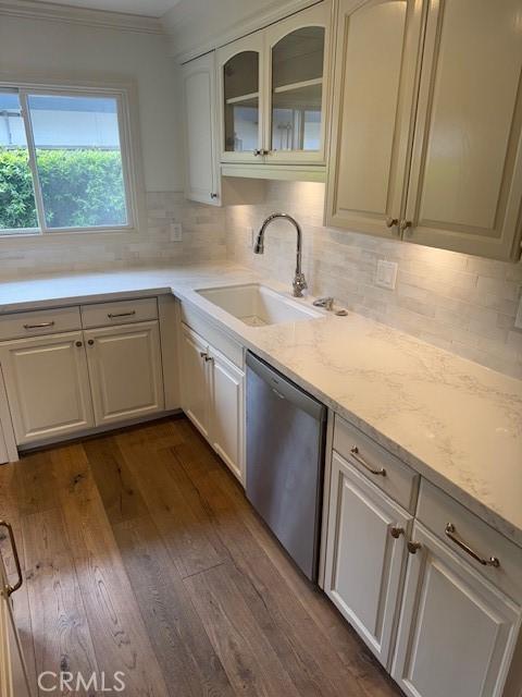 3108 Sumatra Pl, Costa Mesa, CA 92626 - kitchen with dishwasher, a sink, dark wood finished floors, backsplash, and crown molding