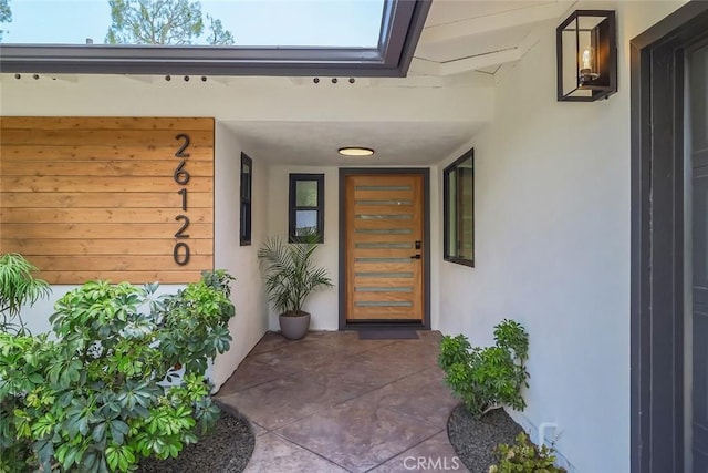 entrance to property with stucco siding