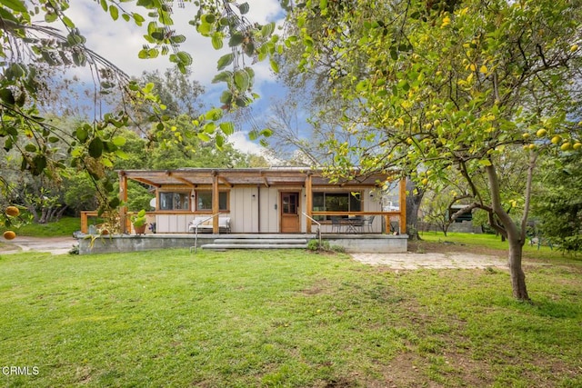 view of front of house featuring covered porch and a front lawn