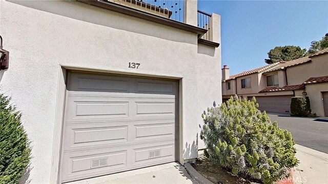 137 Corsica Dr, Newport Beach, CA 92660 - view of garage