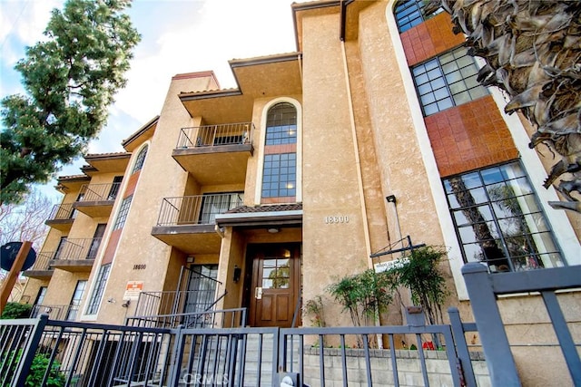 18600 Clark St Unit 102, Tarzana, CA 91356 - view of apartment building / complex featuring fence