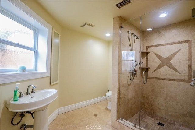 23180 Gray Fox Dr, Canyon Lake, CA 92587 - bathroom featuring a tile shower, toilet, recessed lighting, baseboards, and tile patterned flooring
