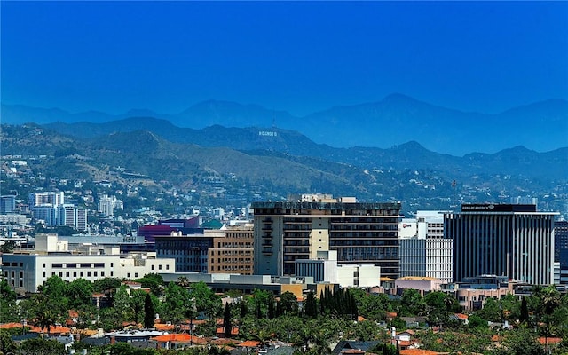 view of city featuring a mountainous background