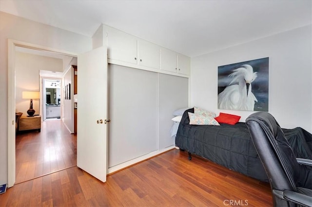2049 Via Mariposa Unit E, Laguna Woods, CA 92637 - living area featuring wood finished floors