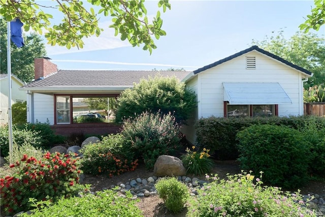142 S Lassen St, Willows, CA 95988 - view of front facade featuring a chimney