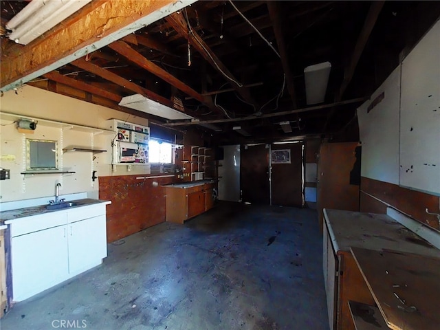 410 5th St, Willows, CA 95988 - garage with a sink