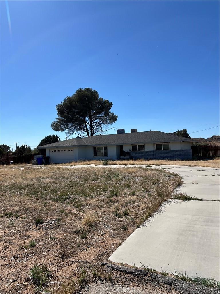 14376 Flathead Rd, Apple Valley, CA 92307 - ranch-style house with an attached garage