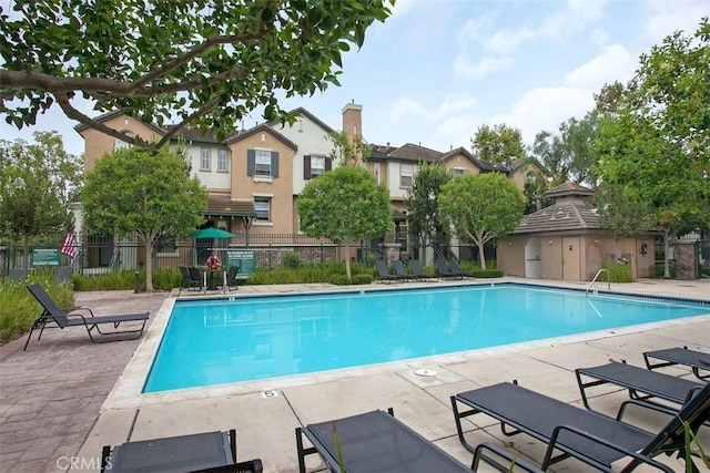 31 Tulare, Aliso Viejo, CA 92656 - community pool with a patio area and a residential view