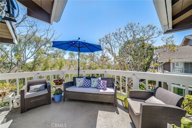 balcony featuring an outdoor hangout area