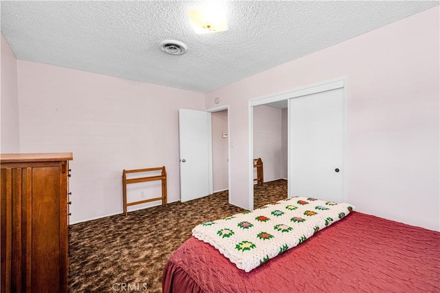 7599 Joshua Ln, Yucca Valley, CA 92284 - bedroom featuring carpet floors, a closet, and a textured ceiling