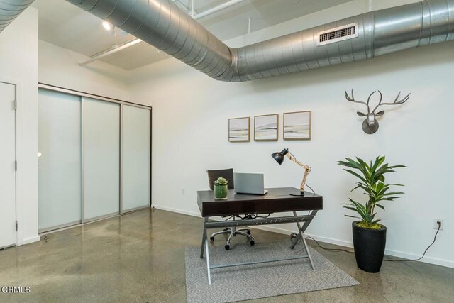 510 S Hewitt St Unit 106, Los Angeles, CA 90013 - office space featuring finished concrete floors and baseboards