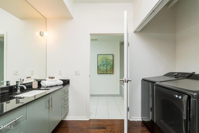 510 S Hewitt St Unit 106, Los Angeles, CA 90013 - bathroom with washer and clothes dryer, vanity, and wood finished floors